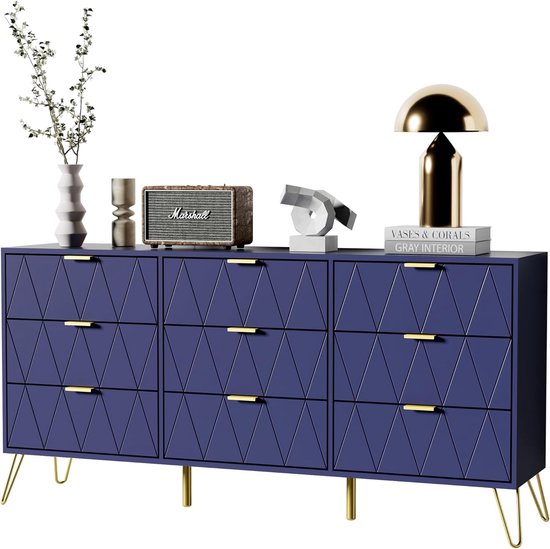Donkerblauwe ladekast met geometrisch patroon en gouden handgrepen, met decoratie en lamp.