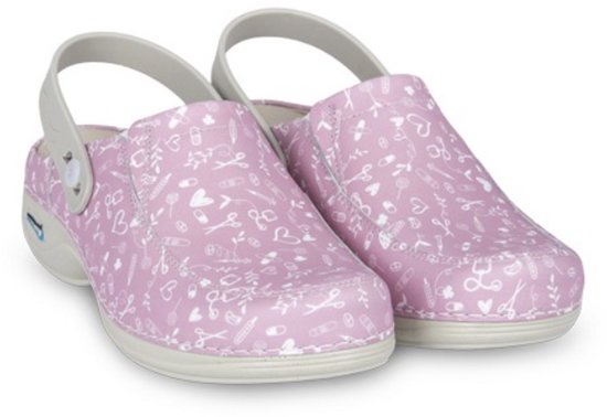 Roze klompen met witte medische print, witte zolen en grijze band.