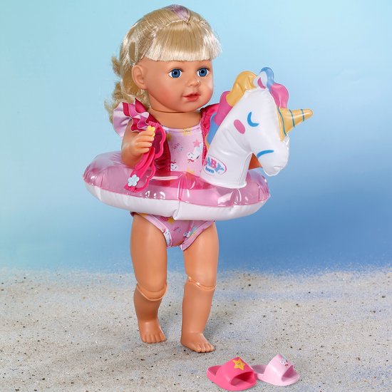 Baby Born pop met blonde staartjes, zwempak met eenhoornprint, zwemband en opblaasbare eenhoorn.