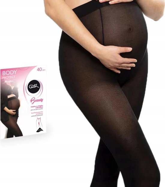 Zwangere vrouw in zwarte 40 denier panty naast een verpakking van Gatta Body Protect.