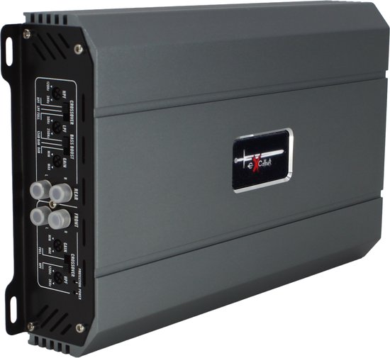 Grijze Excalibur X4100.4 4-kanaals versterker met instellingen voor crossover, bass boost, gain voor voor- en achterzijde.