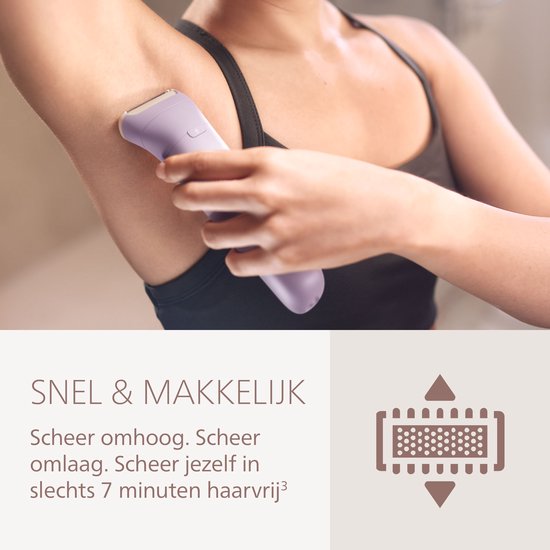 Vrouw scheert oksel met paarse lady shaver.