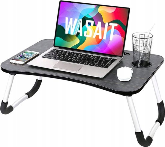 Zwarte, opklapbare laptoptafel met een laptop, telefoon, muis, kopje en een tablet op het scherm.