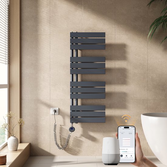 Donkergrijze, slanke handdoekradiator in een badkamer, aangesloten op een stopcontact met slimme thermostaat en mobiele app bediening.