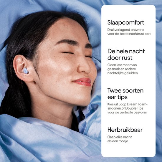 Vrouw slaapt met gesloten ogen en een lichtpaars oordopje in haar oor, omringd door zachte blauwe lakens. Tekst over slaapcomfort en oortips.