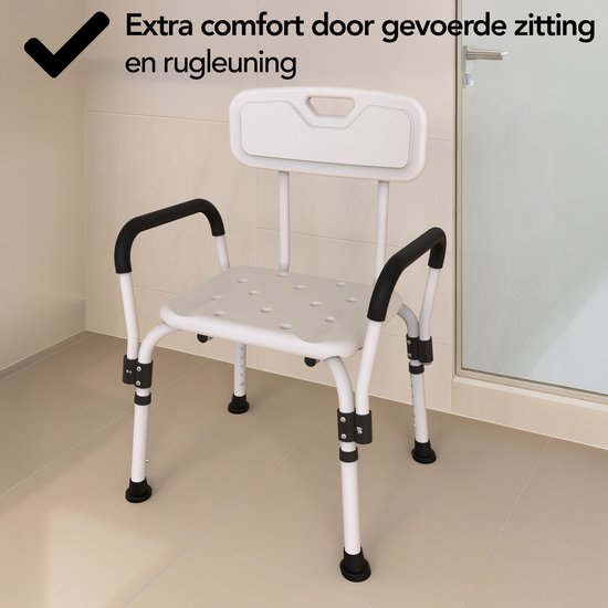 Witte douchestoel met rugleuning en armleuningen, in een badkamer.