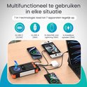Zwarte en oranje powerbank die meerdere apparaten oplaadt via USB-C, USB-A, Lightning en draadloos. Geeft poorten aan.