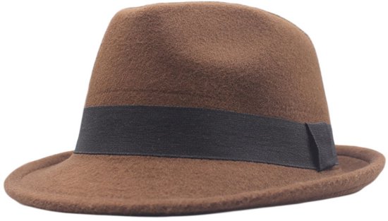 Bruine fedora met zwarte band, op witte achtergrond.