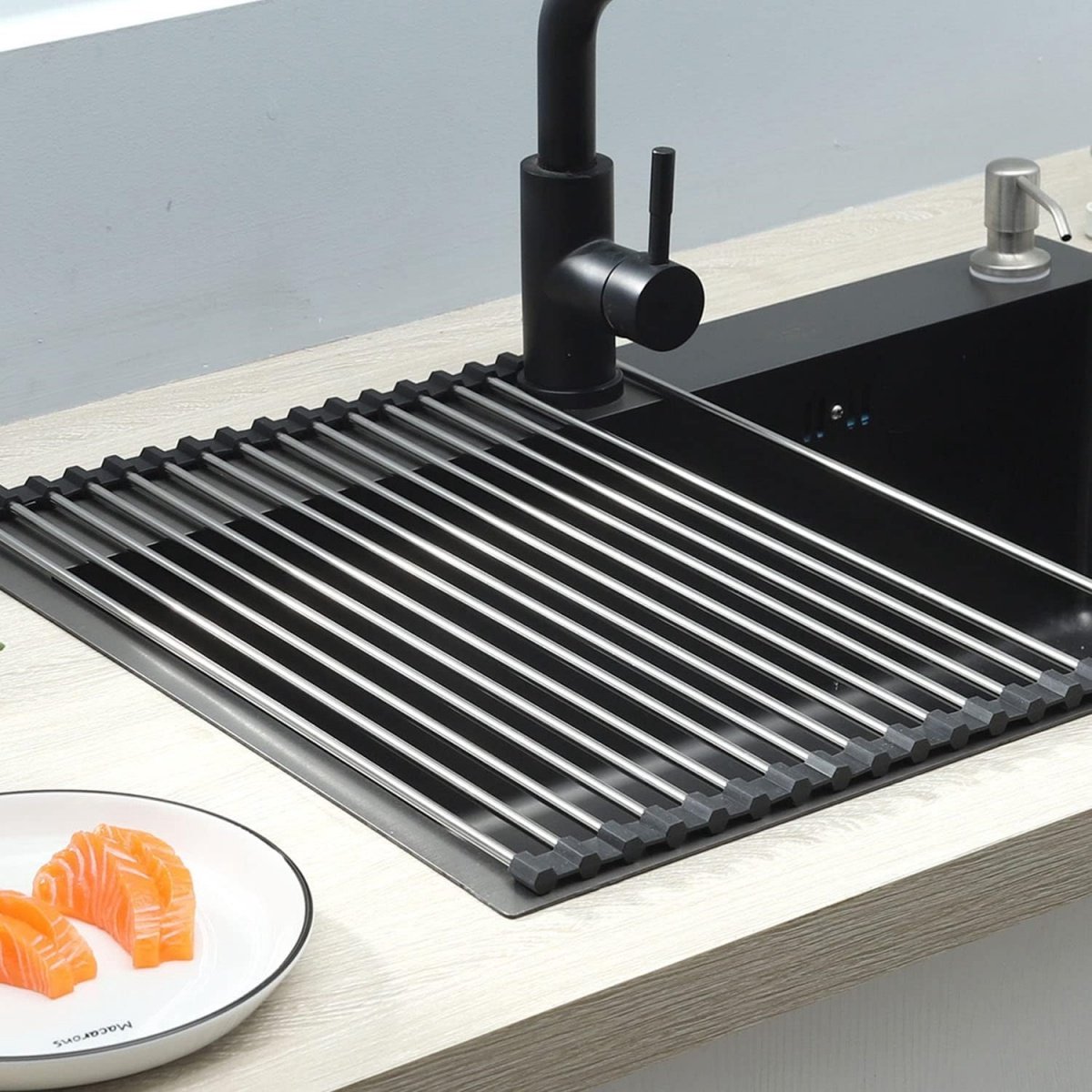TOVBMUP Afdruiprek voor kommen en borden - Opvouwbare en verwijderbare gootsteenafvoermat - Gootsteenaccessoire - Ook geschikt voor kopjes, fruit en groenten - Praktisch keukenrek - Zwart - 47 x 30 cm