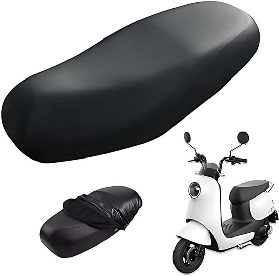 Een zwarte, gestrekte motorzadelhoes op een witte scooter. Een kleinere zwarte hoes ligt ernaast. Een witte scooter staat op de achtergrond.