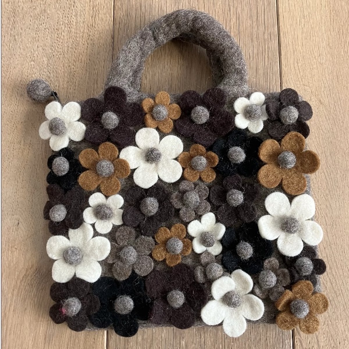 Luna-Leena duurzame kindertas met bloemen - grijs - één vak met rits - wol vilt - bloemen aan één zijde - hand gemaakt in Nepal - tas - bloemen handtas - flower kidsbag - cadeau - gift accessoires