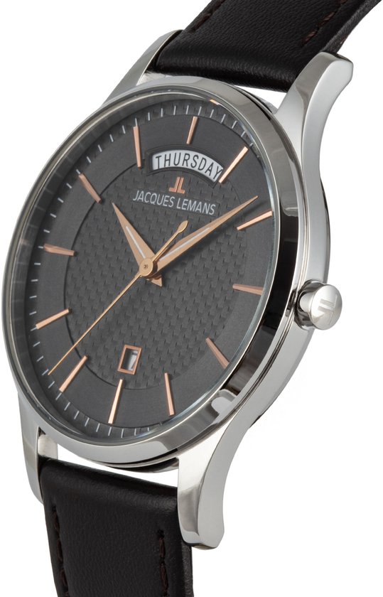 Jacques Lemans horloge met donkergrijze wijzerplaat met textuur, gouden indexen, dag- en datumvenster. Zilverkleurige kast, bruine lederen band.