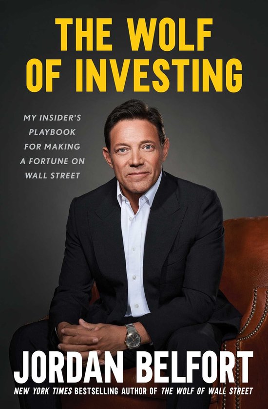 Jordan Belfort zittend in een stoel, met de titel "The Wolf of Investing" op de achtergrond.