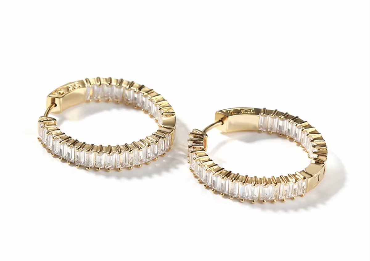 Merlie oorbellen – Vergulde Hoop Oorbellen met Rechthoekige Zirkonia Steentjes – Luxe & Elegant 3 cm