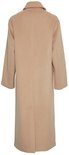 Achterkant van een lange, egale beige jas met reverskraag en driekwart mouwen.