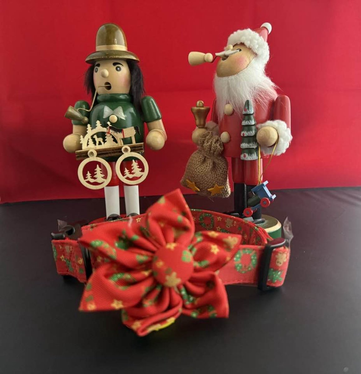 Kerst rode hondenhalsband - maat M - verstelbaar 33-53 cm - breedte 2 cm - met grote bloem - met gratis goudkleurig kettinkje