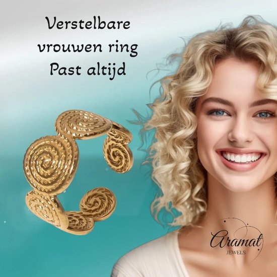 Goudkleurige verstelbare ring met gedraaide cirkelmotieven, gedragen op een lachend model.