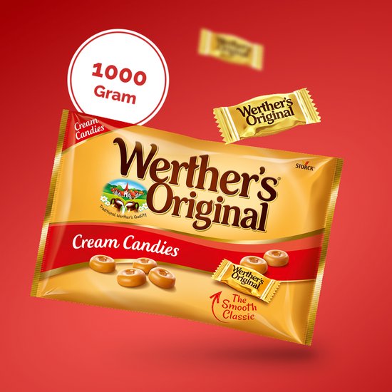 Een grote gele zak "Werther's Original" Cream Candies met 1000 gram. Er liggen 5 snoepjes op de zak en 3 zijn eromheen geplaatst.