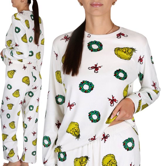 Deux vues d'un mannequin dans un pyjama blanc à manches longues et pantalon, avec un imprimé du Grinch, des couronnes de Noël et des cannes en sucre.