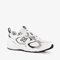 Witte New Balance 408 sneaker met marineblauwe en grijze accenten, mesh en 'N' logo.