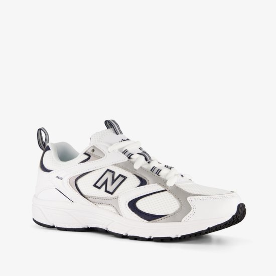 Witte New Balance 408 sneaker met marineblauwe en grijze accenten, mesh en 'N' logo.