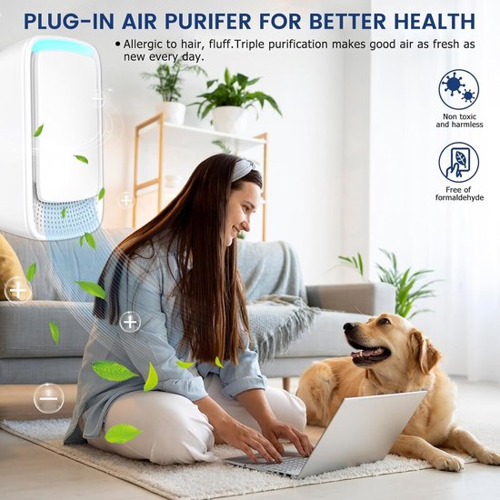 Vrouw en hond op de grond bij een bank, met een witte luchtreiniger. Tekst: 'Plug-in luchtreiniger voor betere gezondheid'.