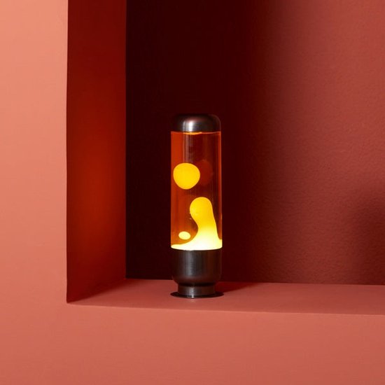Gouden lava lamp met een oranje vloeistof en gele lava. De lamp heeft een metalen basis en dop.
