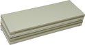 Opgevouwen beige speelmat liggend op een witte ondergrond.