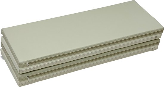 Opgevouwen beige speelmat liggend op een witte ondergrond.