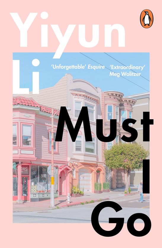 Boekcover van 'Must I Go' van Yiyun Li, met een foto van roze huizen in een stad.
