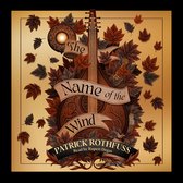 Een luit omwikkeld met bruine en grijze bladeren, met een lint waarop staat "The Name of the Wind" en "PATRICK ROTHFUSS".