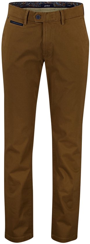 Voorkant van een bruine chino met een knoop, een subtiel zwart detail op de linker zak en een paisley patroon aan de binnenkant.