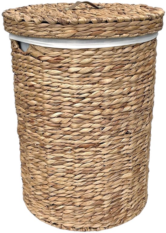 Naturel gekleurde waterhyacint wasmand met deksel en witte voering, op witte achtergrond.