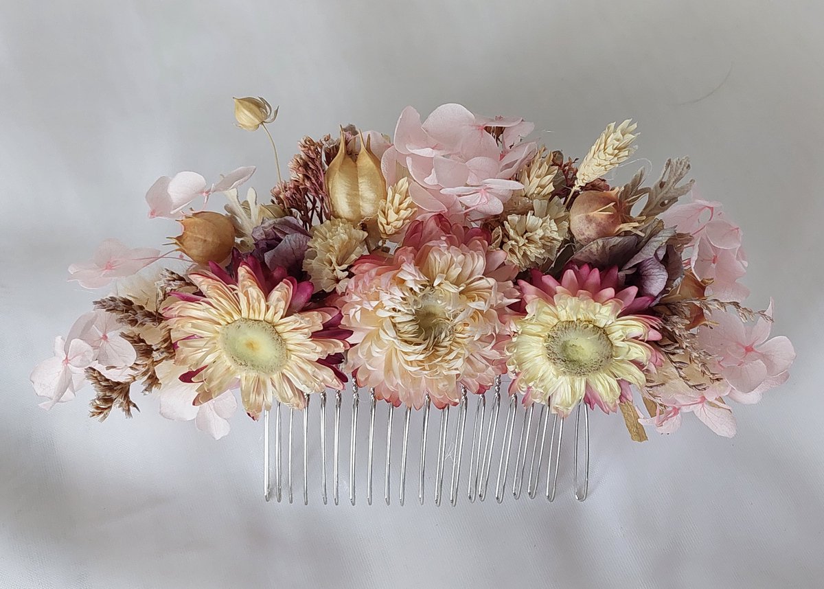 Modern en romantische bruidshaarkam, boho haaraccessoire met gedroogde en gestabiliseerde natuurlijke bloemen, voor boho bruiloft en feestelijke gelegenheid/ bruidsspeld