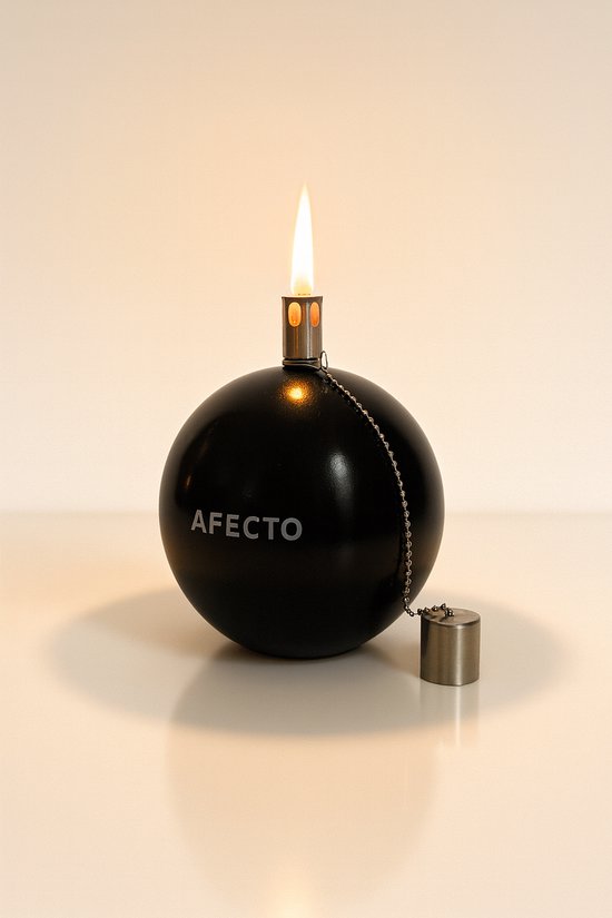 Zwarte, bolvormige olielamp van Afecto met Afecto logo. Met brandende lont en metalen dop aan ketting.