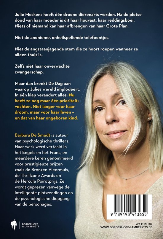 Portrait photo d'une femme aux cheveux blonds, souriant à la caméra, avec du texte sur un livre.