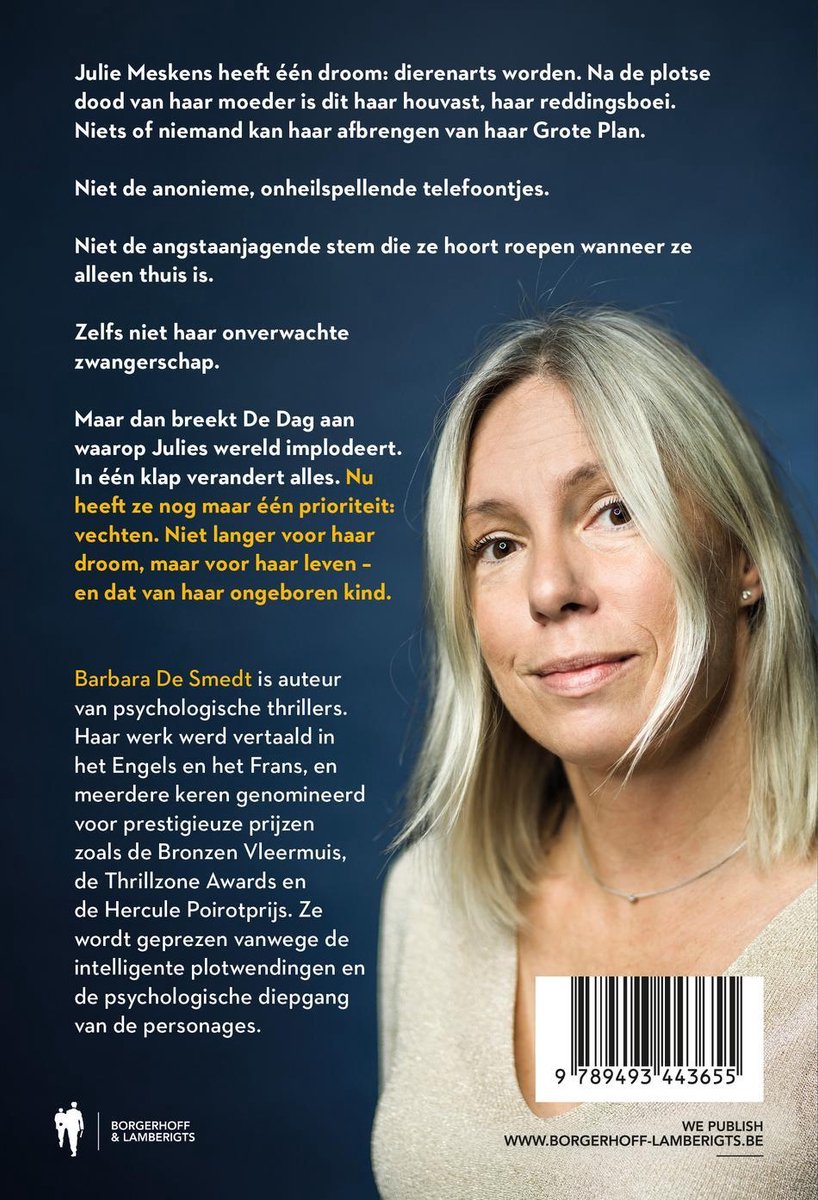 Portrait photo d'une femme aux cheveux blonds, souriant à la caméra, avec du texte sur un livre.