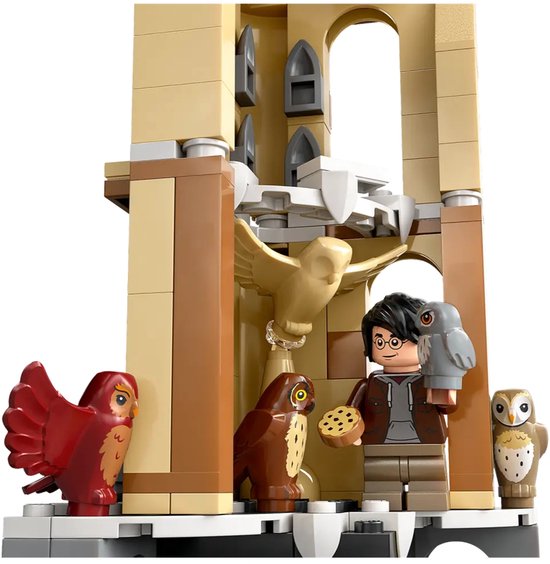 LEGO Harry Potter L'aile aux hiboux de Poudlard 76430. Détail du modèle avec Harry Potter, hiboux volants et assis.