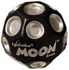 Zwarte Waboba Moon bal met zilverkleurige openingen.