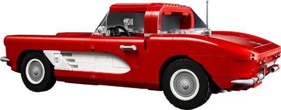 Zijaanzicht van een rode LEGO Chevrolet Corvette cabriolet met witte zijstrepen en transparante voorruit.