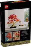 LEGO Japanse esdoorn boompje met rode en oranje bladeren op een groene basis.