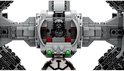 Close-up van de cockpit van de LEGO TIE Interceptor met een minifiguur van een piloot erin.