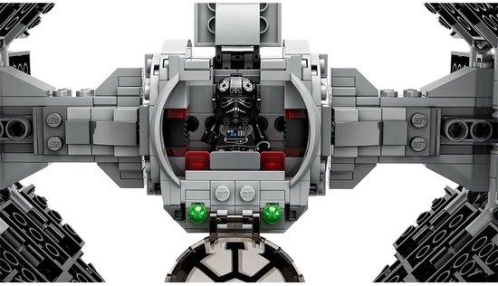 Close-up van de cockpit van de LEGO TIE Interceptor met een minifiguur van een piloot erin.
