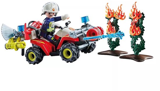 Brandweerman op een rode quad met waterstraal die vlammen bestrijdt, met bos op de achtergrond.