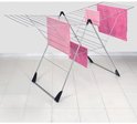 Zilvergrijs droogrek met vier roze handdoeken.