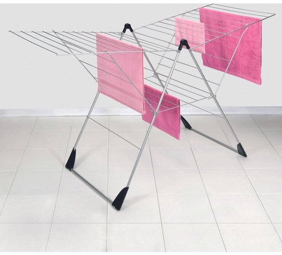 Zilvergrijs droogrek met vier roze handdoeken.