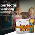 Deux jeunes enfants regardent avec émerveillement un coffret cadeau de tuiles magnétiques, décoré d'un nœud orange.