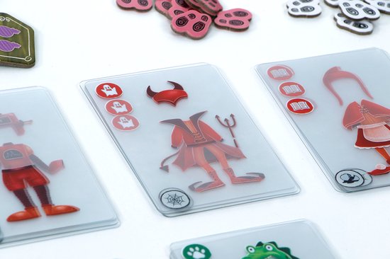 Transparante kaarten met demonische en rode kostuumonderdelen voor het spel Tricky Treats.