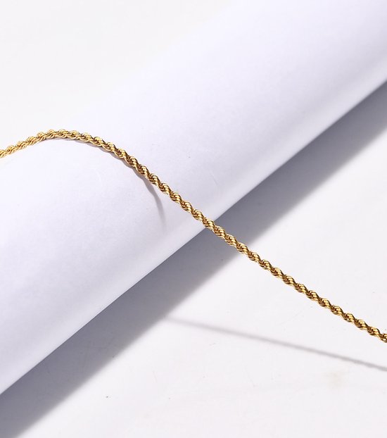 Gouden 18K PVD vergulde touwketting, scherp gefocust op de textuur.