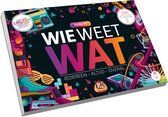 White Goblin Games - Wie Weet Wat: 70/80/90 - Partyspel - 2 tot 10 spelers - Speelt snel en de uitleg is nóg sneller - Wie Weet Wat speel je altijd, met iedereen en overal - Ideaal cadeau